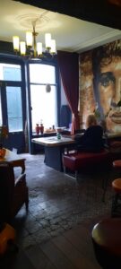 grote tafel in het voorcafé