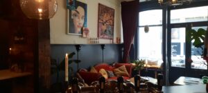 knusse bank in het voorcafé