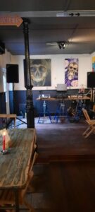 het podium achterin het cafe