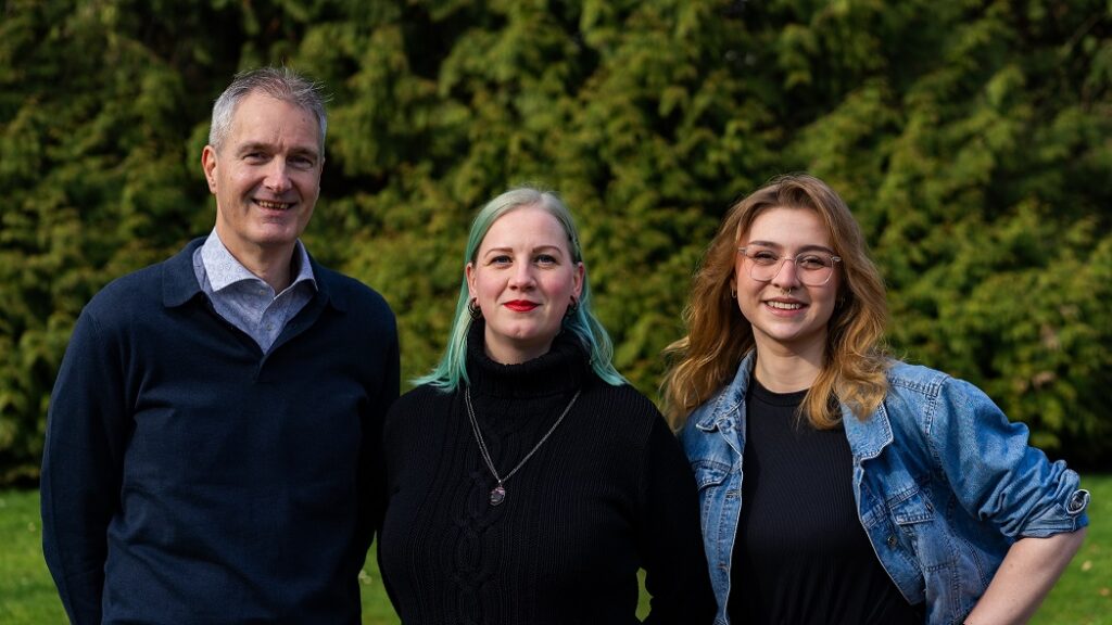 Afbeelding van het bestuur van stichting Kick ASS Enschede. Van links naar rechts: Gody, Eline en Madelon